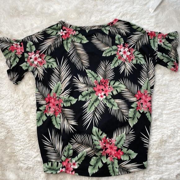 Ruffle sleeve Top - Picture 6 of 10